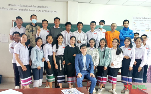 Thầy giáo người Việt trên bản vùng cao Lào